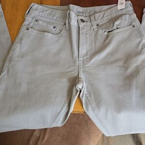 Men’s Old Navy slim-fit gray pants, size 32x32, brand new with tags.